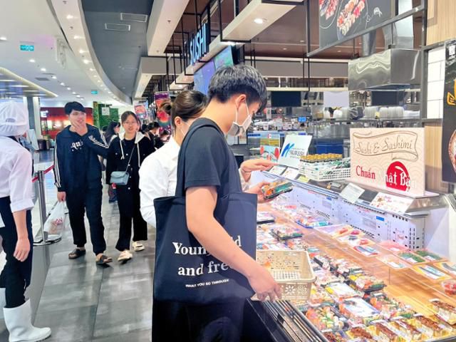 4일 베트남 하노이에 있는 한 쇼핑몰의 초밥 코너에서 시민들이 초밥을 살펴보고 있다. 하노이=허경주 특파원