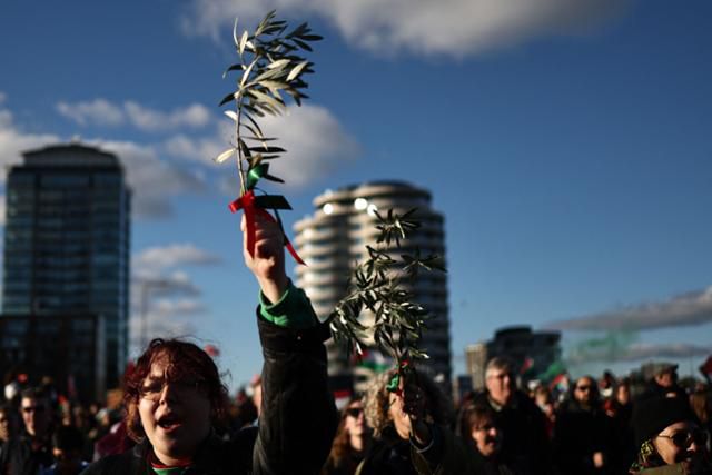 11일 영국 런던 중심가에 이스라엘과 하마스 간 휴전을 촉구하는 시위가 벌어지고 있다. 런던=AFP 연합뉴스