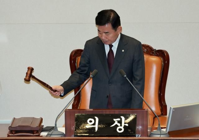 김진표 국회의장이 9일 서울 여의도 국회에서 열린 제410회 국회(정기회) 제11차 본회의에서 의사봉을 두드리고 있다. 뉴시스