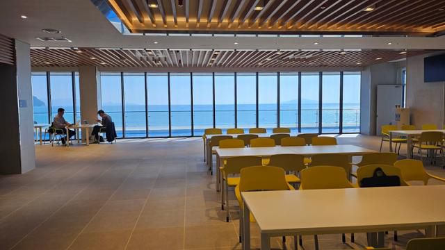 해양치유센터 내부 모습. 드넓은 바다와 모래사장이 한눈에 내다보이는 휴게공간이 마련돼 있다. 완도=김진영 기자