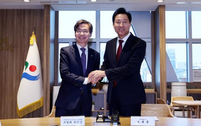 국민의힘 뉴시티 프로젝트 특별위원회 조경태 위원장이 15일 오전 서울시청을 방문, 오세훈 시장과 면담하기에 앞서 악수하고 있다. 연합뉴스