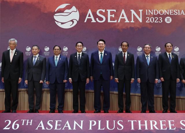 윤석열(왼쪽 다섯 번째) 대통령이 지난 9월 6일 인도네시아 자카르타 컨벤션센터(JCC)에서 열린 아세안+3 정상회의에서 각국 정상들과 기념촬영하고 있다. 왼쪽부터 리셴룽 싱가포르 총리, 사란 차런수완 태국 사무차관, 팜 민 찐 베트남 총리, 기시다 후미오 일본 총리, 윤 대통령, 조코 위도도 인도네시아 대통령, 리창 중국 총리, 손싸이 시판돈 라오스 총리. 자카르타=서재훈 기자