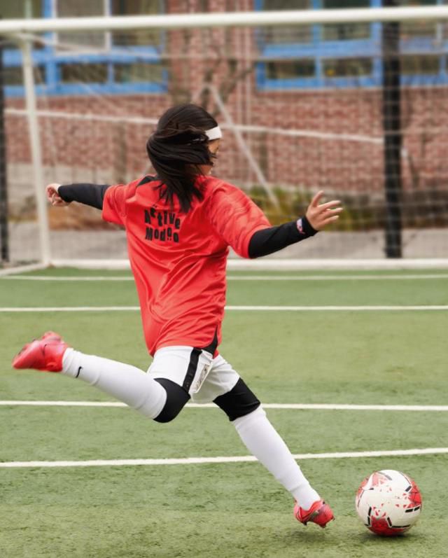 나이키가 지원하는 스포츠 프로그램 '액티브 모두'에서 한 어린이가 공을 차고 있다. 나이키 제공