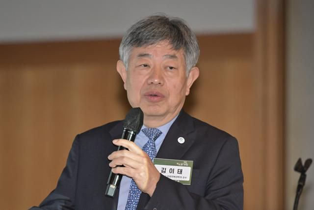 김이태 부산대 관광컨벤션학과 교수가 3월 16일 부산시청에서 '2030부산세계박람회, 대한민국 미래를 향한 대도약'을 주제로 열린 미지답 포럼에서 주제발표를 하고 있다. 부산=하상윤 기자