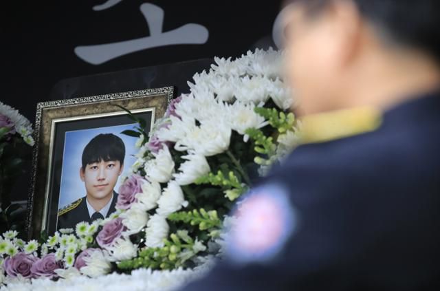 2일 제주시 연동 제주소방안전본부 1층에 마련된 시민분향소에서 고 임성철 소방장의 동료들이 고인을 추모하고 있다. 화재 진압 중 순직한 임 소방장의 장례는 오는 5일 제주특별자치도장으로 엄수된다. 뉴시스