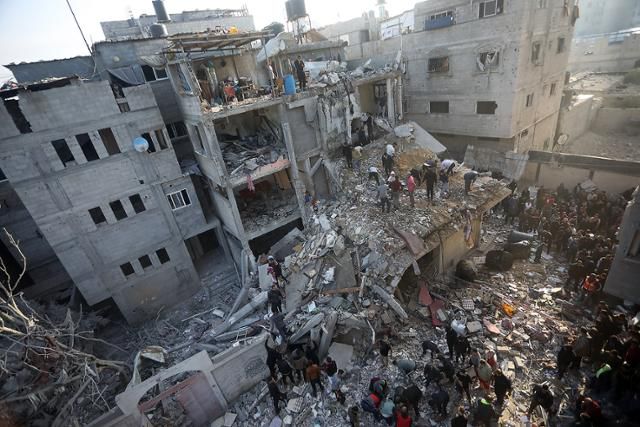 1일 이스라엘과 팔레스타인 무장정파 하마스의 일시 휴전이 끝나 교전이 재개된 가운데 가자 남부 라파 지역 주민들이 시신을 수습하기 위해 이스라엘군 폭격에 무너진 건물 파편을 수색하고 있다. 라파=UPI 연합뉴스