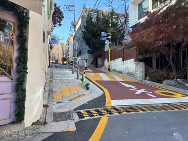 1일 사고 장소였던 서울 강남구 청담동 언북초등학교 후문 앞 도로에 어린이 보행 안전을 위한 인도가 설치돼 있다. 이날 방호 울타리에는 흰 국화꽃 두 송이가 걸려 있었다. 김소희 기자