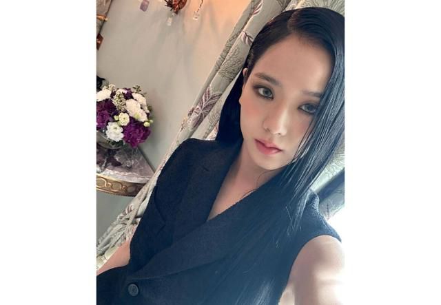 그룹 블랙핑크 멤버 겸 배우인 지수가 스모키 메이크업으로 화려함을 강조했다. 지수 SNS