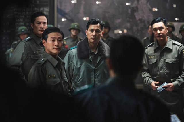 영화 '서울의 봄'에서 이태신(정우성) 수도경비사령관이 12·12 군사반란 당시 수도경비사령부에서 보고를 받고 있다. 플러스엠 엔터테인먼트 제공