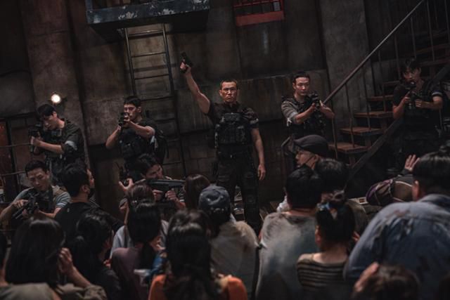 '스위트홈2'는 욕망이 괴물이 되는 세상, 그린홈을 떠나 새로운 터전에서 살아남기 위해 각자의 사투를 벌이는 현수와 그린홈의 생존자들 그리고 또 다른 존재의 등장과 알 수 없는 미스터리한 현상들까지 새로운 욕망과 사건, 사투를 그린 넷플릭스 시리즈다. 넷플릭스 제공