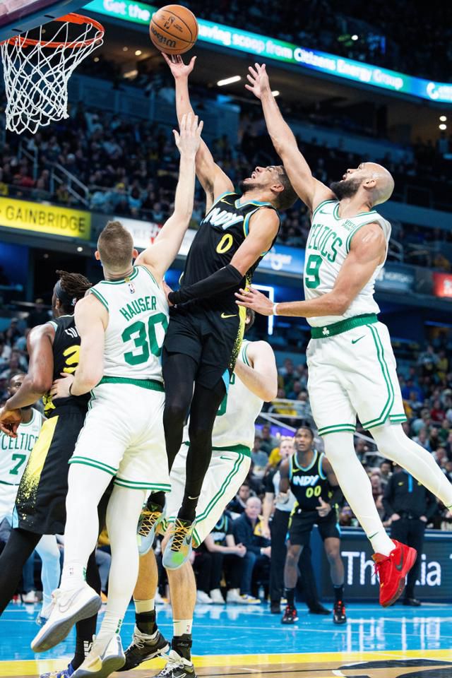 미국프로농구(NBA) 인디애나의 타이리스 할리버튼이 5일 미국 인디애나주 인디애나폴리스의 게인브리지 필드하우스에서 열린 2023~24시즌 NBA 정규리그 겸 '인-시즌 토너먼트' 8강전에서 보스턴의 수비벽을 뚫고 슛을 시도하고 있다. 인디애나폴리스=로이터 연합뉴스