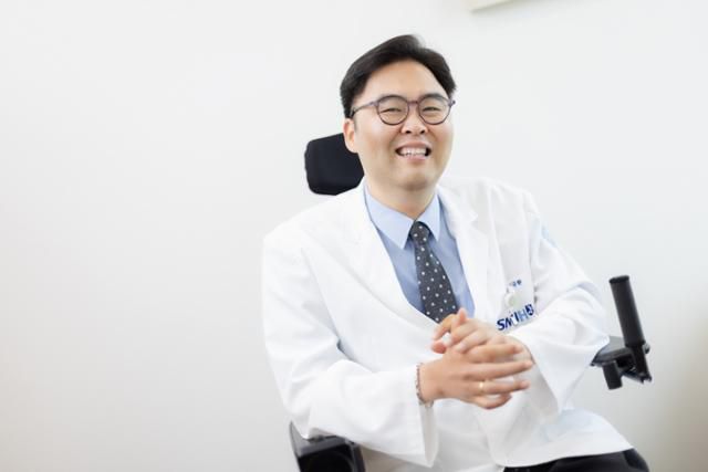 제3회 김우중 의료인상을 받는 이규환 분당서울대병원 교수. 대우재단 제공