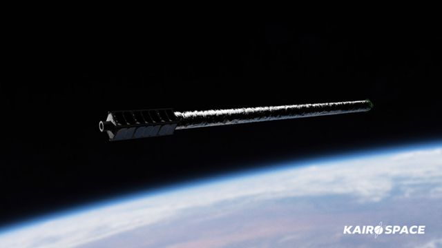 안에 수소가 채워져 기다란 막대처럼 펴진 봉투를 달고 지구 궤도를 돌고 있는 카이로스페이스 큐브위성의 상상도. 카이로스페이스 제공