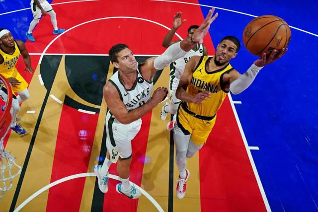 미국프로농구(NBA) 인디애나의 타이리스 할리버튼(오른쪽 첫 번째)이 8일 미국 네바다주 라스베이거스의 T모바일 아레나에서 열린 2023~24시즌 NBA 정규리그 겸 인-시즌 토너먼트 준결승에서 밀워키 수비수들 사이로 슛을 시도하고 있다. 라스베이거스=AP 연합뉴스