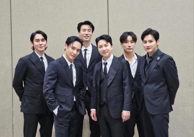 클릭비 멤버들(왼쪽부터 김상혁 김태형 노민혁 우연석 하현곤 유호석)이 본지와 만나 근황을 전했다. 유수경 기자