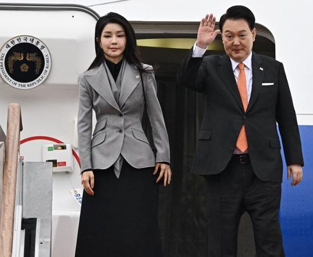 윤석열 대통령과 김건희 여사가 3박5일 일정으로 네덜란드를 국빈 방문하기 위해 11일 경기 성남 서울공항에서 공군 1호기에 오르며 환송객들에게 손 들어 인사하고 있다. 서재훈 기자