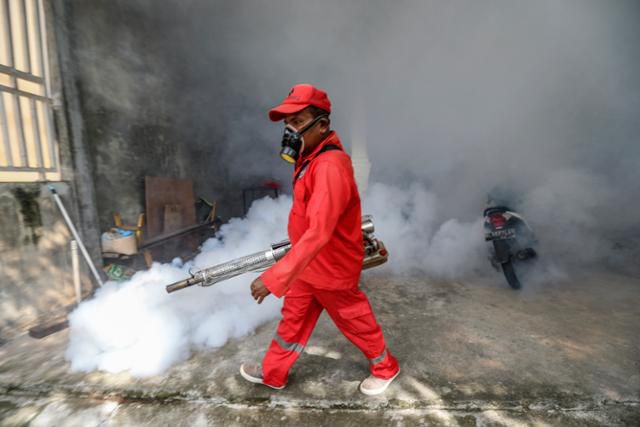 지난 10월 인도네시아 반다아체주에서 한 방역요원이 뎅기열 확산을 막기 위해 살충제를 살포하고 있다. EPA 연합뉴스