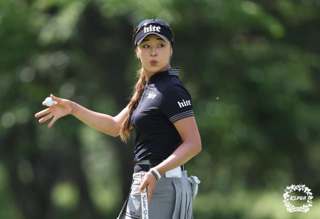 윤이나가 2022년 7월 2일 강원 평창군 용평 버치힐 컨트리클럽에서 열린 KLPGA 투어 맥콜·모나파크 오픈 2라운드 11번홀에서 공을 들고 홀 아웃하고 있다. KLPGA 제공