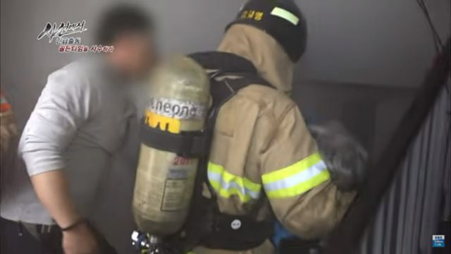 2015년 5월 방영된 EBS 시사교양 프로그램 '사선에서'에 김길영 소방관이 화재 현장에서 한 노인을 구조하는 모습이 담겼다. 김 소방관의 아들, 딸은 안전모에 적힌 이름으로 그를 알아보곤 같은 영상을 몇 번이고 돌려봤다. EBS 유튜브 채널 캡처