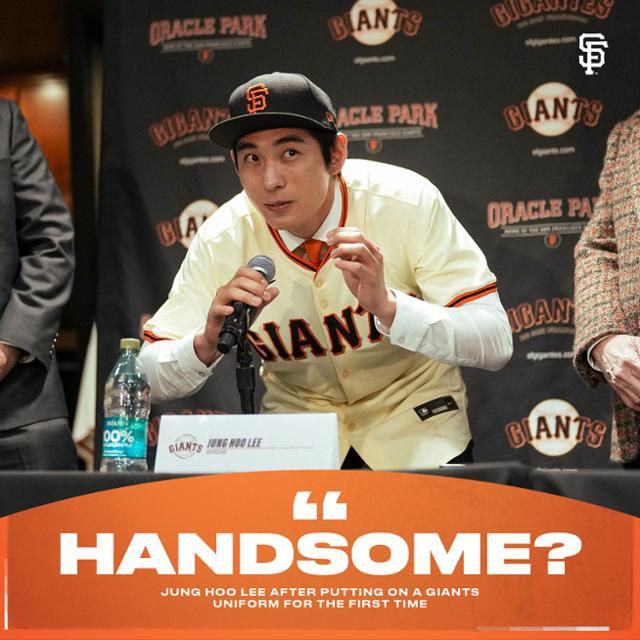메이저리그 샌프란시스코 유니폼을 입은 이정후가 16일 미국 캘리포니아주 샌프란시스코 오라클파크에서 열린 입단식에서 유니폼을 입은 뒤 취재진에 핸섬?이라고 묻고 있다. 샌프란시스코 자이언츠 SNS 캡처