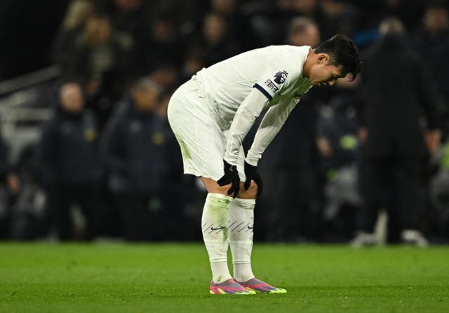 잉글랜드 프로축구 프리미어리그(EPL) 손흥민이 11월 27일 영국 런던 토트넘 홋스퍼 스타디움에서 애스턴 빌라를 상대로 열린 2023~24 EPL 13라운드 경기를 마친 뒤 낙담한 모습. 이날 손흥민은 풀타임을 소화하며 상대 골망을 3차례 흔들었으나 모두 오프사이드로 골을 인정받지 못했다. 팀은 애스턴 빌라에 1-2로 패했다. 런던=로이터 연합뉴스