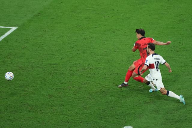 2022년 11월 3일 열린 2022 카타르 월드컵 조별리그 H조 3차전 대한민국과 포르투갈 경기에서 황희찬이 역전 결승골을 넣고 있다. 알라이얀=연합뉴스