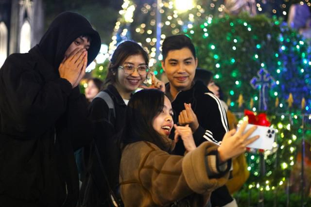 18일 베트남 하노이 성요셉성당 앞에서 학생들이 기념사진을 찍고 있다. 하노이=허경주 특파원