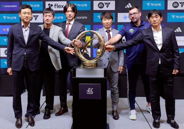 10월 18일 서울 용산구 나인트리 프리미어 로카우스 호텔에서 열린 K리그 파이널라운드 미디어데이에서 대구 FC 최원권(왼쪽부터), 광주 FC 이정효, 울산현대 홍명보, 포항 스틸러스 김기동 감독, 전북 현대 발레리우 보르디아누 수석코치, 인천 Utd 조성환 감독이 포즈를 취하고 있다. 뉴시스