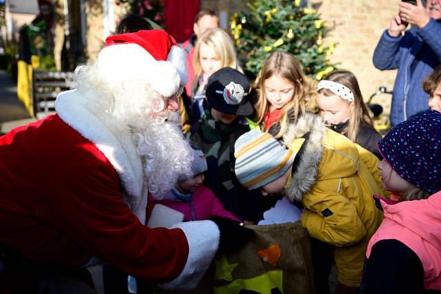 지난해 11월 15일 독일 북동부의 소도시 힘멜포르트에서 크리스마스 우체국이 개장을 기념하고 있다. 독일의 우편 기업 도이치포스트는 매년 크리스마스를 앞두고 산타클로스가 전 세계 어린이들의 편지에 답장을 보내는 행사를 연다. 힘멜포르트=AFP 연합뉴스