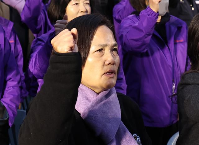 태안화력발전소 비정규직 노동자인 고(故) 김용균씨의 어머니 김미숙 김용균재단 대표가 지난 9일 서울 종로구 보신각에서 열린 5주기 추모대회에서 구호를 외치고 있다. 뉴스1