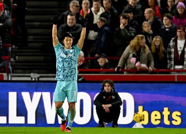 황희찬이 28일 영국 브렌트퍼드의 지테크 커뮤니티 스타디움에서 열린 2023~24시즌 EPL 19라운드 브렌트퍼드와 원정경기에서 전반 멀티골을 폭발하고 팀의 4-1 대승을 이끌었다. 그는 전반 추가시간 허리 부상으로 교체됐다. 로이터 연합뉴스