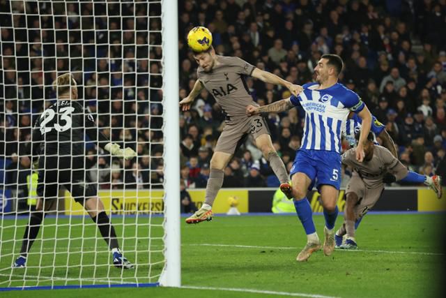 잉글랜드 프로축구 프리미어리그(EPL) 토트넘의 벤데이비스(가운데)가 29일 팔머 아멕스 스타디움에서 열린 브라이턴과의 EPL 19라운드 경기에서 후반 40분 팀의 두 번째 골을 넣고 있다. 브라이턴=AP 뉴시스