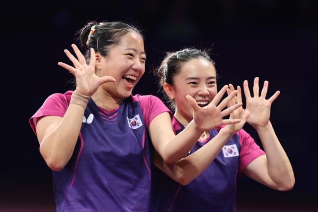 항저우 아시안게임 탁구 여자 복식 금메달을 따낸 신유빈(왼쪽)과 전지희가 하트를 화살로 쏘는 세리머니를 하고 있다. 뉴스1