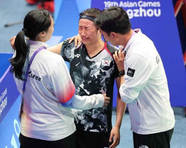 부상 투혼으로 아시안게임 금메달을 따낸 안세영이 울음을 터뜨리고 있다. 연합뉴스
