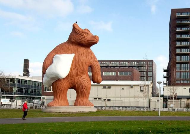 네덜란드 암스테르담 지역에 설치된 10m 높이의 '스틸맨(steelman)'. 화이트스톤갤러리 제공(© Florentijn Hofman Studio)