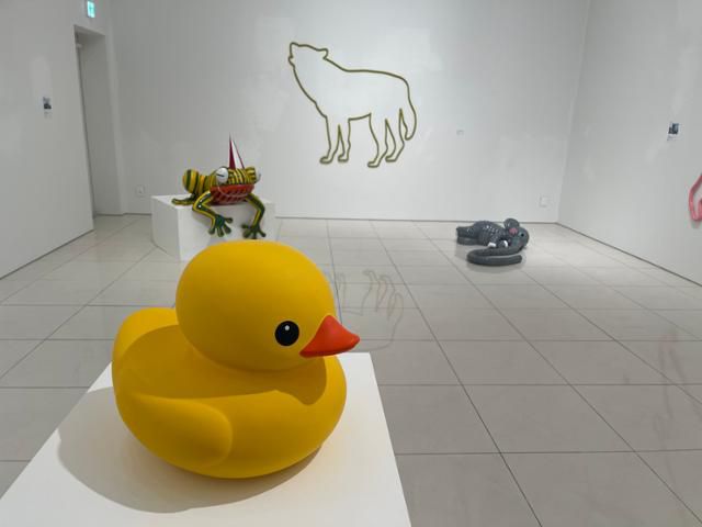 호프만 작가의 '인클루시브' 전은 지난해 개관한 화이트스톤갤러리 서울지점의 지하 1층과 옥상에서 진행된다. 작가가 유명해지는 데 일조한 러버덕도 전시되어 있다. 이혜미 기자