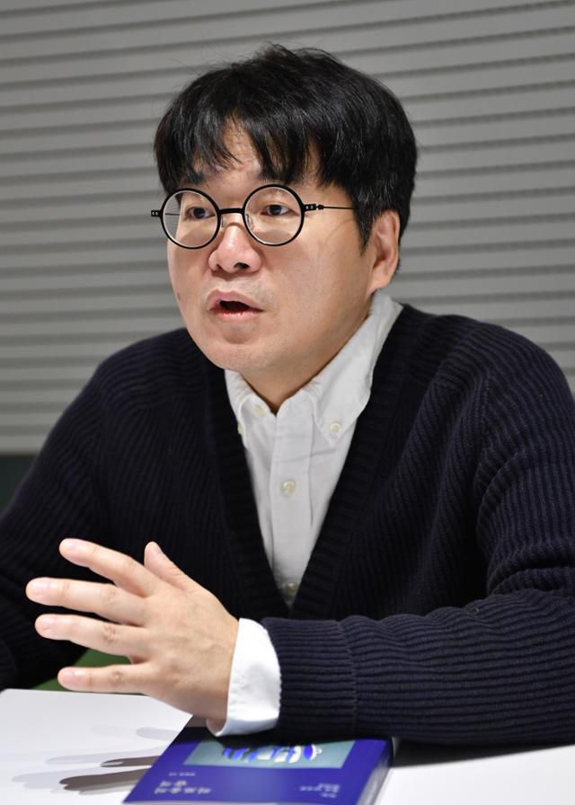 지난달 29일 서울 중구 한국일보사를 찾은 정치철학자 김만권 교수가 능력주의를 비판하고 있다. 김예원 인턴기자