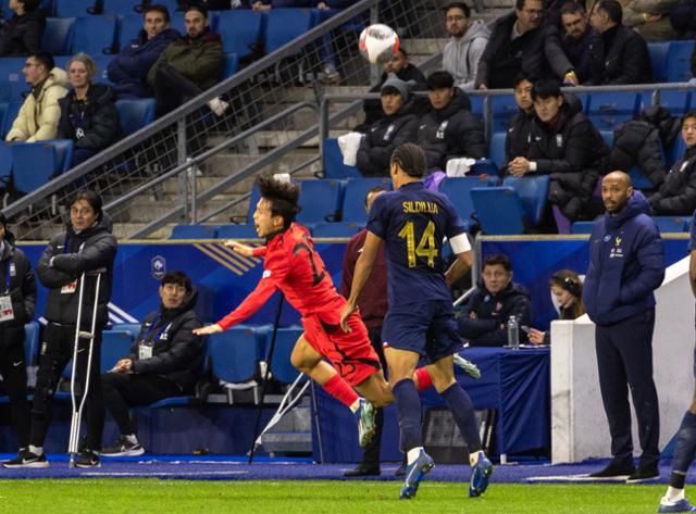 지난해 11월 프랑스 르아브르의 스타드 오세안에서 열린 대한민국 올림픽 대표팀과 프랑스 21세 이하(U-21) 대표팀의 평가전에서 황선홍(왼쪽) 감독과 티에리 앙리(오른쪽) 감독이 선수들의 경기를 지켜보고 있다. 르아브르=뉴스1