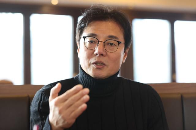 황선홍 23세 이하(U-23) 올림픽 축구대표팀 감독은 새해 큰 목표로 10회 연속 올림픽 본선 진출을 꿈꾼다. 최근 경기 성남의 한 카페에서 만난 황 감독은 2022 항저우 아시안게임 금메달의 기운을 7월 파리올림픽까지 이어가겠다며 좋은 결과를 가져올 테니 지켜봐달라고 자신감을 내비쳤다. 성남=연합뉴스