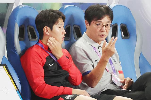 지난해 9월 중국 저장성 진화시 스포츠 센터 스타디움에서 2022 항저우 아시안게임 남자 축구 E조 조별리그 2차전 대한민국과 태국의 경기를 앞두고 황선홍(오른쪽) 감독과 이강인이 대화를 나누고 있다. 2진화=뉴스1