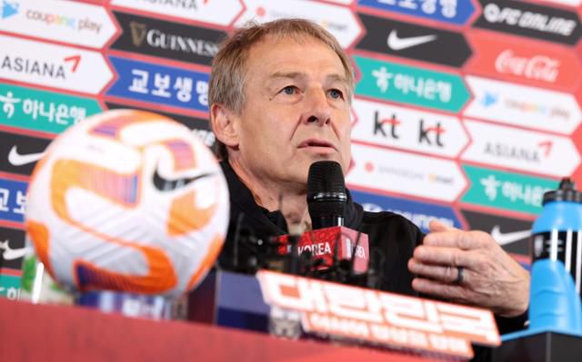 대한민국 축구 국가대표팀 위르겐 클린스만 감독이 28일 서울 용산구 CGV 아이파크몰에서 열린 2023 아시아축구연맹(AFC) 카타르 아시안컵 축구 국가대표팀 명단 발표식에서 취재진의 질문에 답하고 있다. 뉴스1
