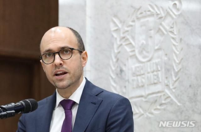 아서 슐츠버거 주니어 뉴욕타임스 발행인 겸 회장은 지난해 10월 서울대학교 강연에서 가짜뉴스의 역사를 나치 독일과 스탈린의 소련 등 권위주의 독재정권에서 찾으며 굉장히 음흉한(insidious) 표현이라고 말했다. 그는 또 세계 여러 나라의 정치인들은 자신들의 단기적인 이득을 위해 가짜뉴스(fake news)라거나 민중의 적(enemy of the people) 등 언론을 악마화하고 있다”고 말했다. 뉴시스