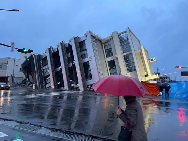 지난 1일 일본 이시카와현 노토반도에서 발생한 강진으로 인해 3일 와지마시의 7층 건물이 옆으로 쓰러져 있다. 와지마(이시카와현)=최진주 특파원