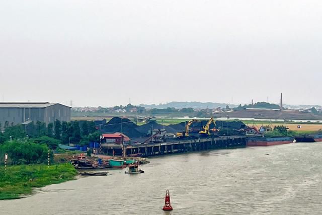 지난달 15일 베트남 하이즈엉성 치린시 파라이화력발전소 인근 꺼우강 강변에 석탄이 가득 쌓여 있다. 하이즈엉=허경주 특파원