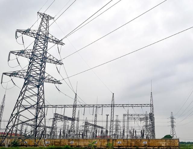 지난달 15일 베트남 하이즈엉성 치린시 파라이화력발전소 인근에 발전소와 연결된 송전탑과 송전선이 위치해 있다. 발전소에서 나온 연기로 하늘이 뿌옇다. 하이즈엉=허경주 특파원