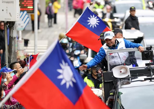 대만 제1야당 국민당의 허우유이(앞줄 오른쪽) 총통 후보가 4일 신베이시에서 선거 유세 차량에 탑승한 채 이동하면서 지지자들과 인사하고 있다. 신베이=EPA 연합뉴스
