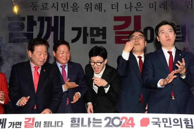 한동훈 국민의힘 비상대책위원장이 10일 경남 창원시 창원 컨벤션센터에서 열린 국민의힘 경남도당 신년인사회에서 떡 케이크를 시식하고 있다. 창원=뉴시스