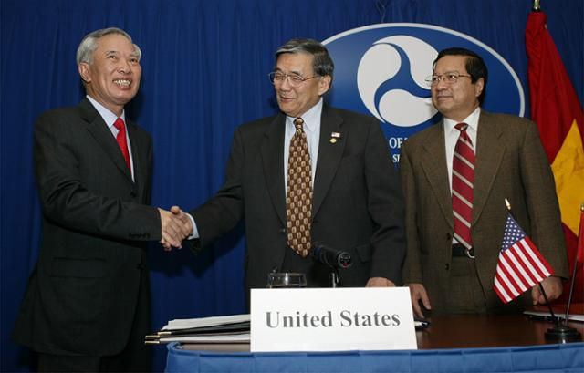 부콴(왼쪽) 베트남 부총리가 2003년 미국 워싱턴에서 사상 처음으로 미국·베트남 간 포괄적 항공 서비스 협정을 체결한 뒤 노만 미네타(가운데) 미국 교통장관과 악수를 나누고 있다. 콴 부총리는 1992년 한국-베트남 수교의 기틀을 닦은 인물이기도 하다. 워싱턴=AP 연합뉴스 자료사진