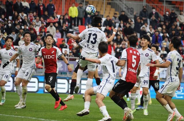 지난해 11월 26일 부산 아시아드 주 경기장에서 열린 프로축구 K리그2 부산 아이파크와 충북 청주FC의 경기에서 후반 양 팀 선수들이 공중 볼을 놓고 치열한 몸싸움을 하고 있다. 부산은 이날 1-1로 비겨 승격이 좌절됐다. 연합뉴스