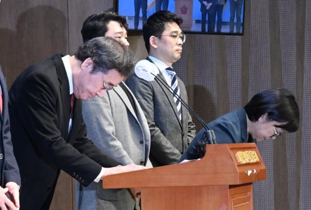 이낙연(맨 왼쪽) 전 더불어민주당 대표가 11일 국회 정론관에서 탈당 및 창단 선언을 마친 뒤 인사하고 있다. 고영권 기자